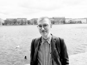 En man ler in i kameran.