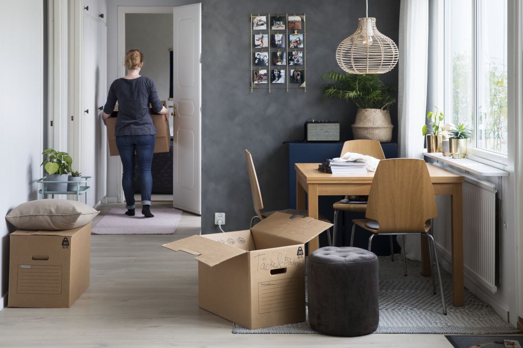 Kvinna packar upp efter flytt