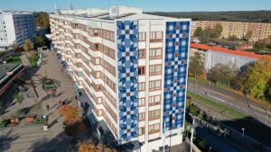 Designade solceller i mosaikmönster på husfasad på Friskväderstorget