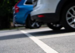 parkeringsruta sant två bilar i bakgrunden