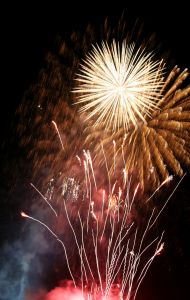 Bild på fyrverkeri mot en svart himmel.