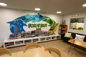 Bilden visar Fixotekets möteslokal med stolar och bord