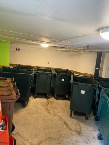 Innan renovering av miljöhuset på Norra Dragspelsgatan 10 