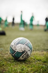 En fotboll som ligger på en utomhusplan.