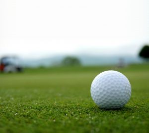 En golfboll på grönt gräs.