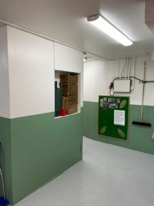 Miljörum med olika sopkärl.