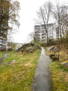 En stig mellan två höghus.