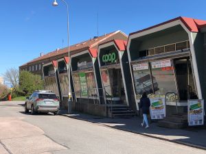 Bild på butiksbyggnad i 50-talsstil i Guldheden.