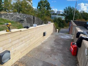 Mur som håller på att kläs om i virke