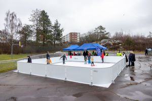 En tillfällig isbana med barn som åker skridskor.