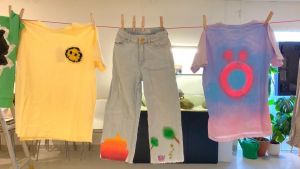 Kläder som barnen gjort om hänger på tork.