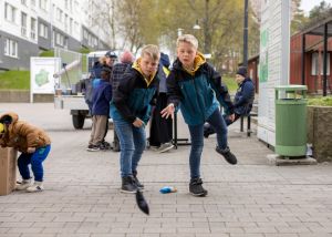 Två pojkar kastar påse.