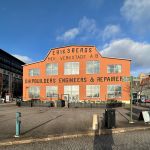 En byggnad som det står Eriksbergs Mek Verkstads ab på.