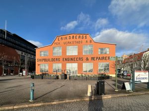 En byggnad som det står Eriksbergs Mek Verkstads ab på.