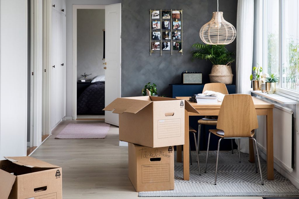Lägenhet med flyttkartonger på golvet