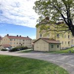 En bild av Svalebogatan med hus i bakgrunden.