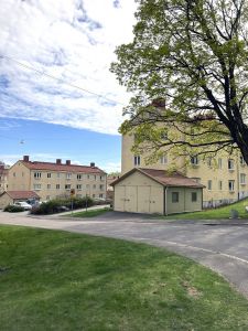 En bild av Svalebogatan med hus i bakgrunden.