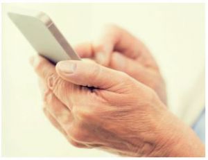 En hand som håller en mobiltelefon