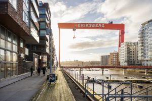 I bakgrunden syns Eriksbergskranen.